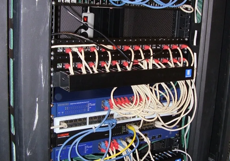 Gerinchálózati rendszerüzemeltető gyakorlati oktatás — hálózati szekrény és patch panel konfigurálása közelről